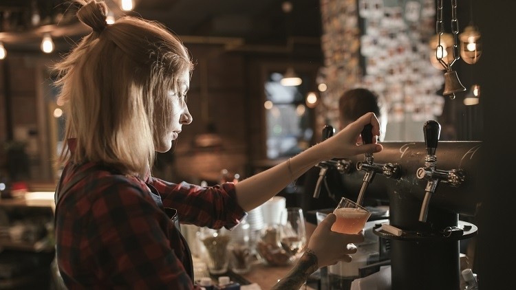 Tipping decline: a sector code of conduct on fair tipping should be introduced after changes in consumer behaviour post-lockdown, according to campaigners (image: Getty/AntGor)