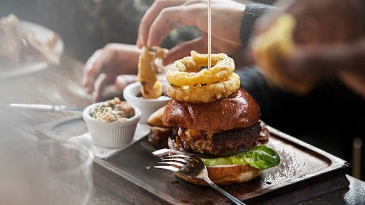 New dishes: Burgers most popular and most common addition to pub menus in Q4 2022 (Credit: Getty/Henrik Sorensen)