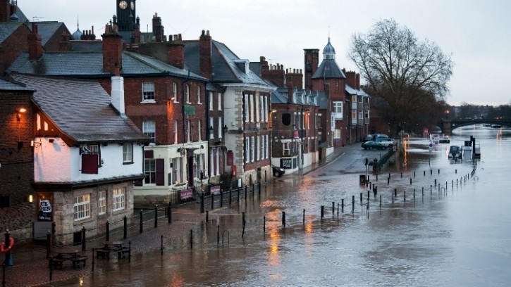 Extreme weather: pubs lose stock and are forced to close due heavy rain and flooding (Credit: Getty/onfilm)