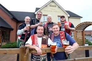 Pub fans celebrate visiting 18,000th pub after 30-year bar crawl