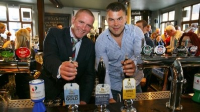 Phil Vickery and Lee Mears go behind the bar for Rugby World Cup
