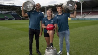 Mighty Quins: Harlequins players Aaron Morris, Katy Mew and Tommaso Allan with the first London Pride casks 